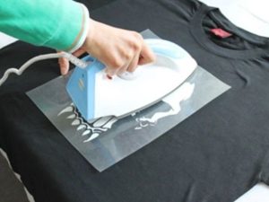 Sử dụng bàn ủi để tẩy hình in trên áo