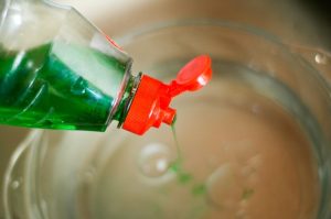 Sử dụng nước rửa chén pha loãng với nước ấm