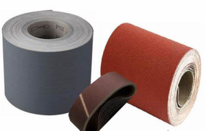 Dùng băng keo hoặc giấy nhám mịn
